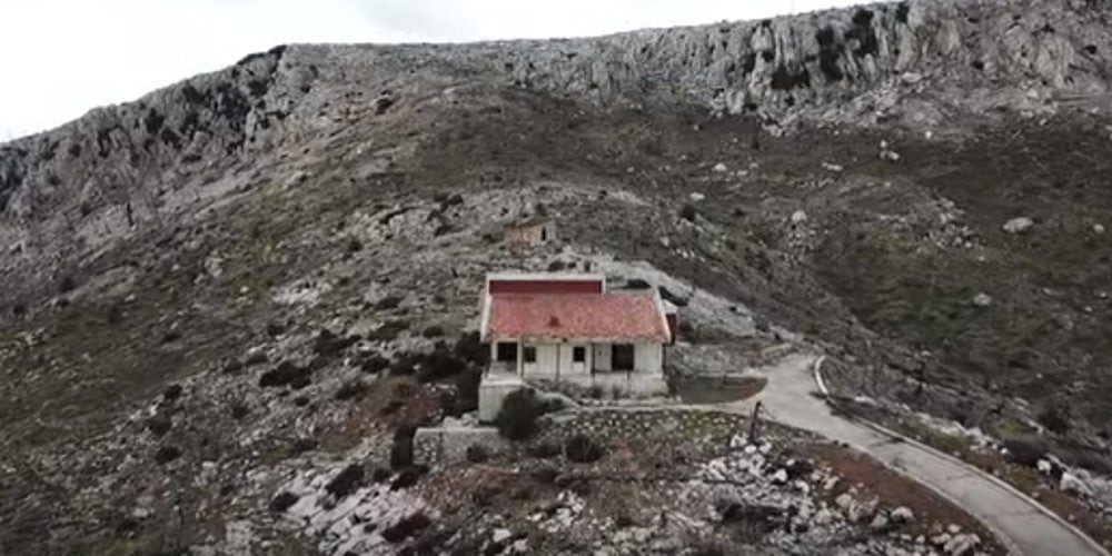 Το άγνωστο καταφύγιο του Γ. Παπαδόπουλου στην Πάρνηθα: Πλέον κατοικούν… ελάφια (βίντεο)